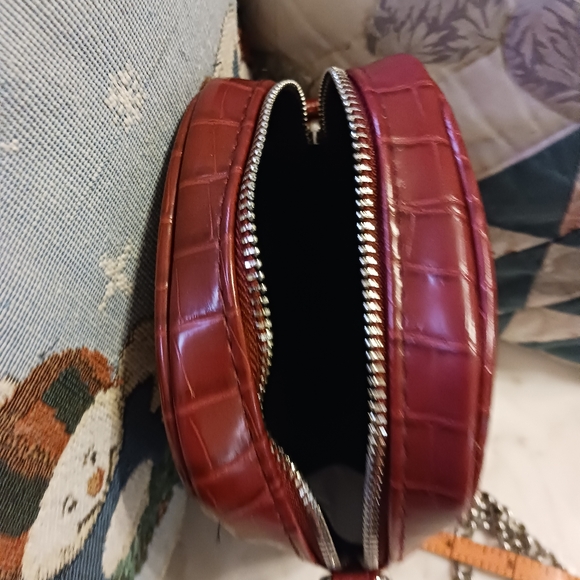 NWOT Red No Boundaries Crossbody Bag, Chain Strap, Zipper - Picture 5 of 9